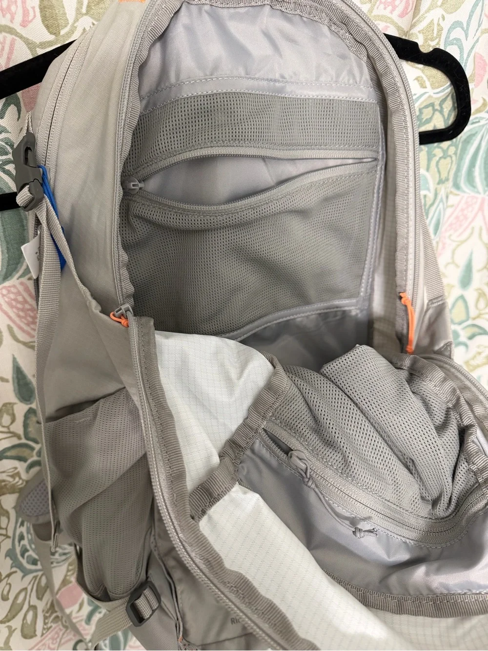 Camelbak Women's Rim Runner X28 Hiking Hydration Pack with Reservoir